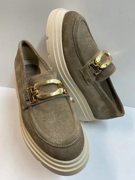 Mamy 04 mocassino in pelle scamosciata beige con morsetto dorato - immagine 4