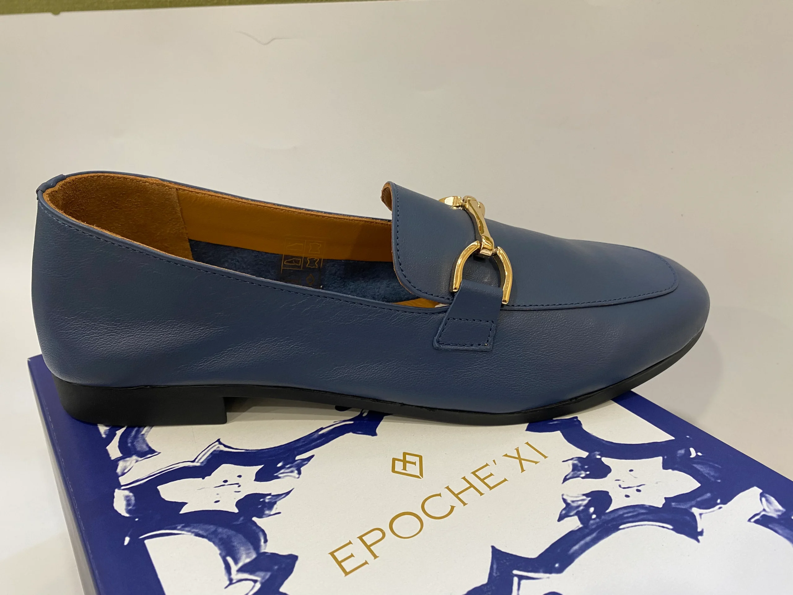 Epochè XI Napoli 29 mocassino basso donna in pelle blù navy con morsetto oro - immagine 2