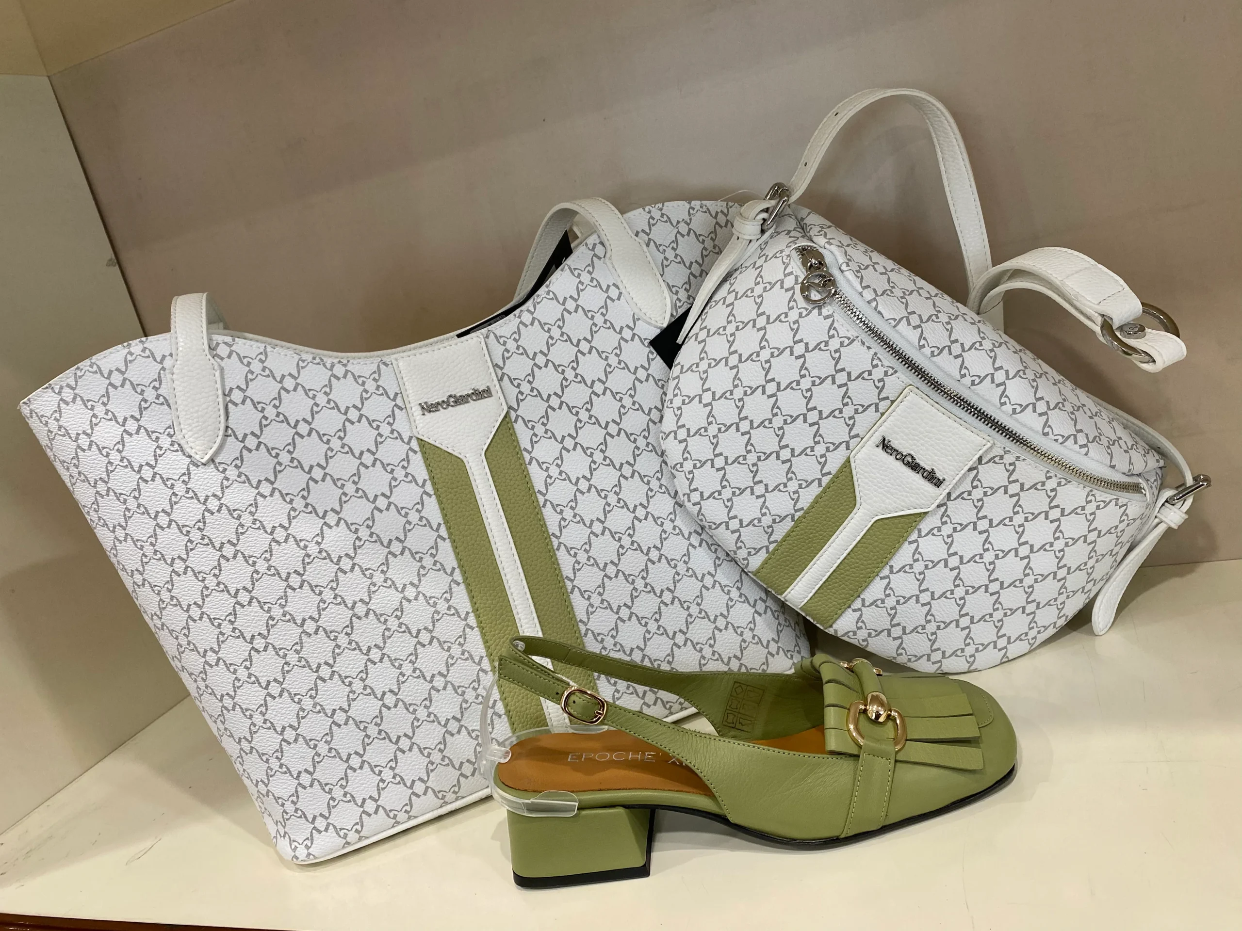 Epochè XI Venice 70 slingback donna a tacco medio in pelle verde con morsetto oro e frangie