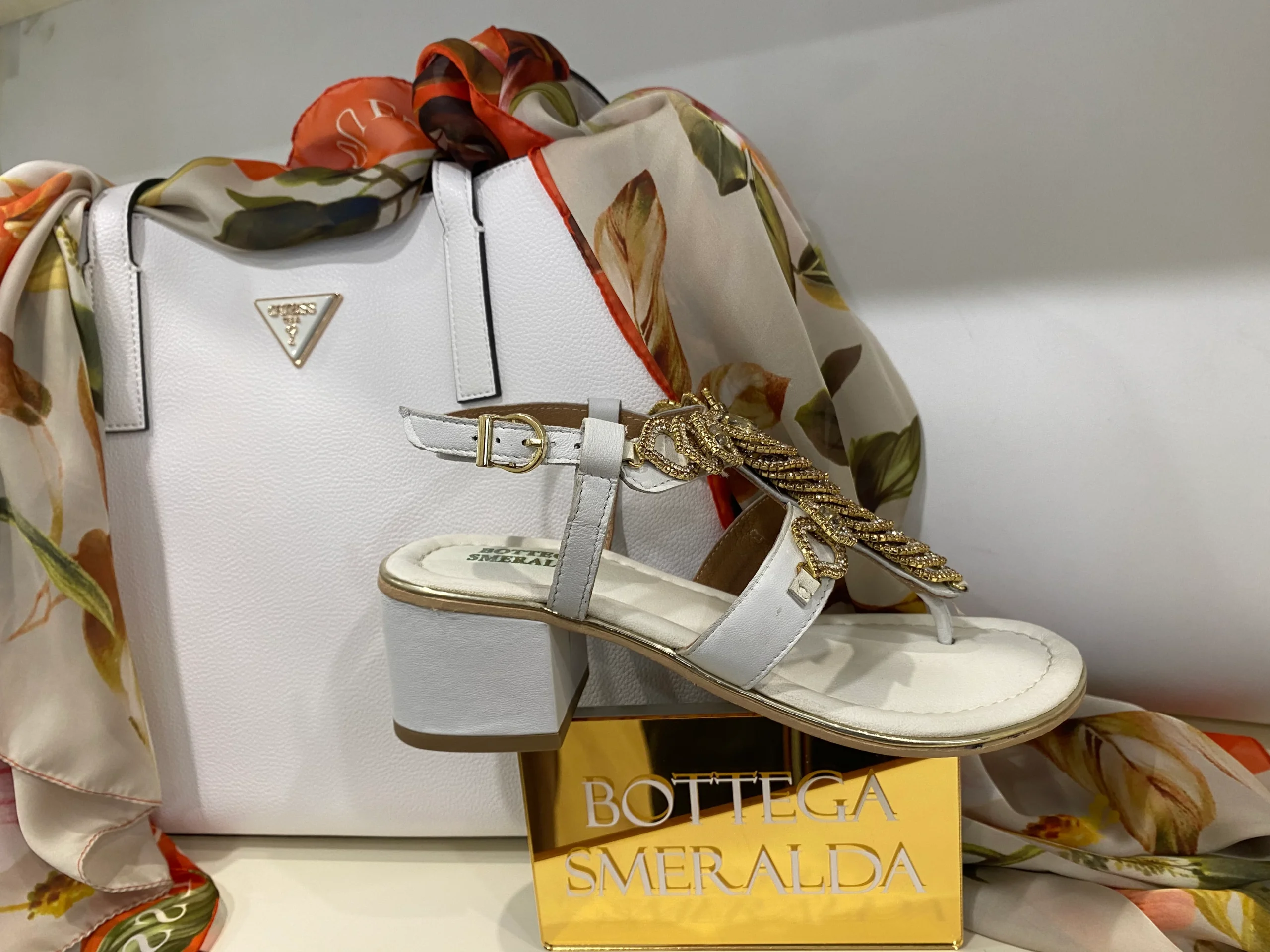 Bottega Smeralda 533LLC sandalo infradito con cinturino in pelle bianco
