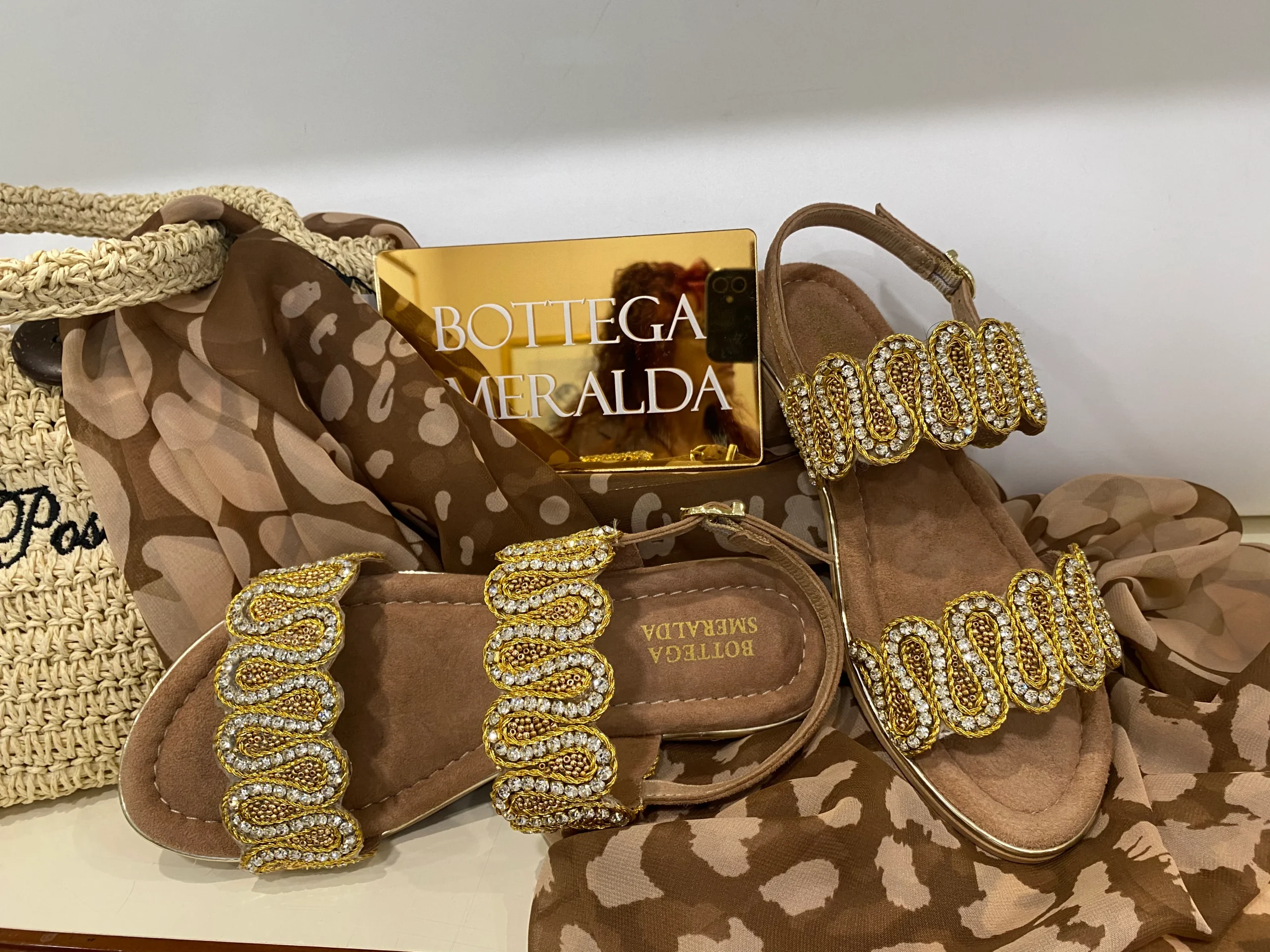 Bottega Smeralda 583SSQ sandalo due fasce con strass in pelle cuoio - immagine 4