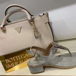 Bottega Smeralda 531SSQ sandalo infradito in pelle scamosciata celeste con strass