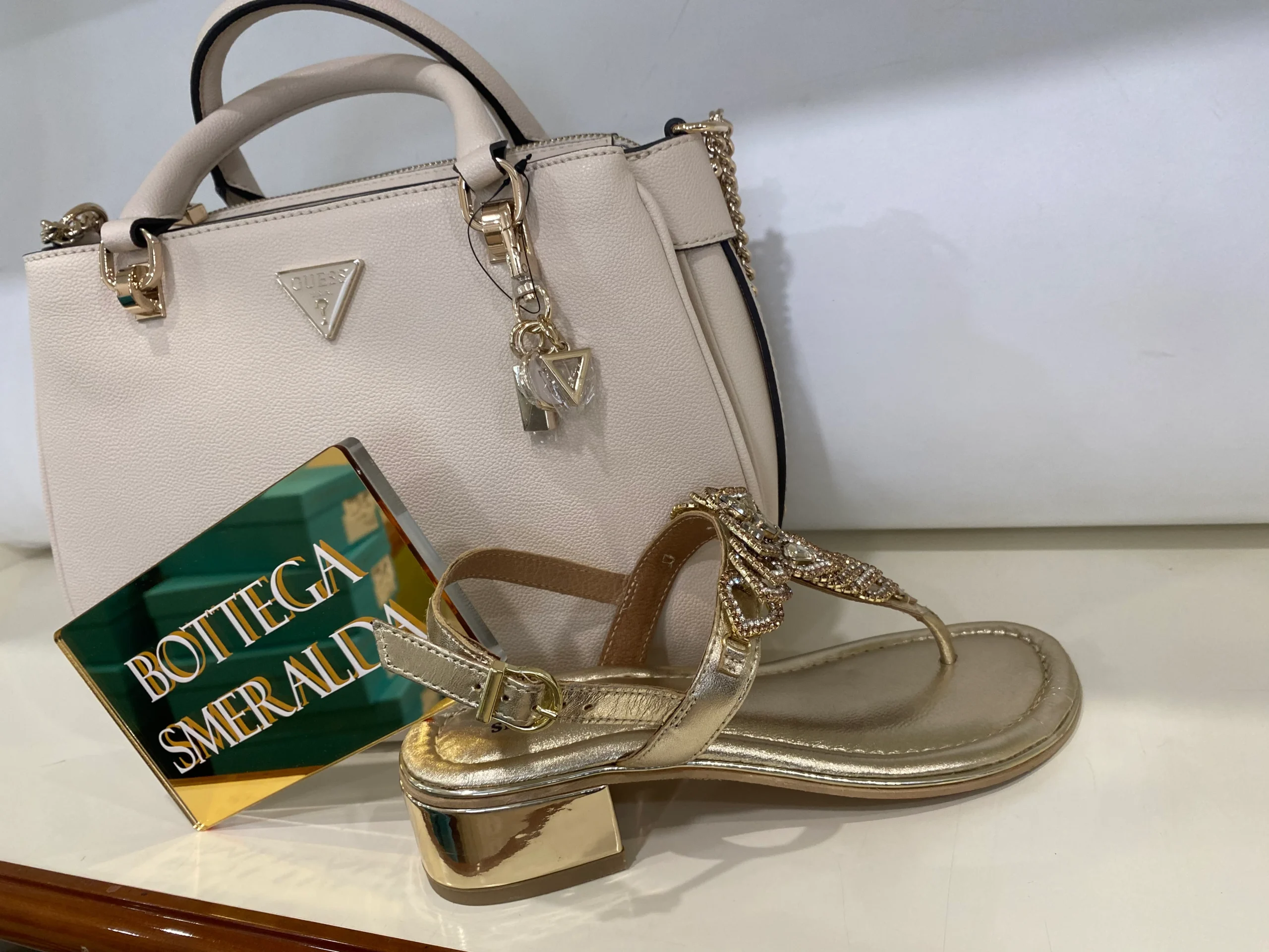 Bottega Smeralda 531SSQ sandalo infradito in pelle metallizzata oro con strass - immagine 2