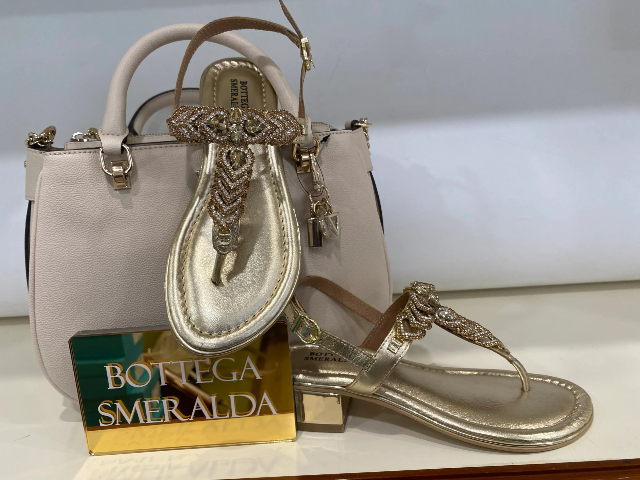 Bottega Smeralda 531SSQ sandalo infradito in pelle metallizzata oro con strass - immagine 3