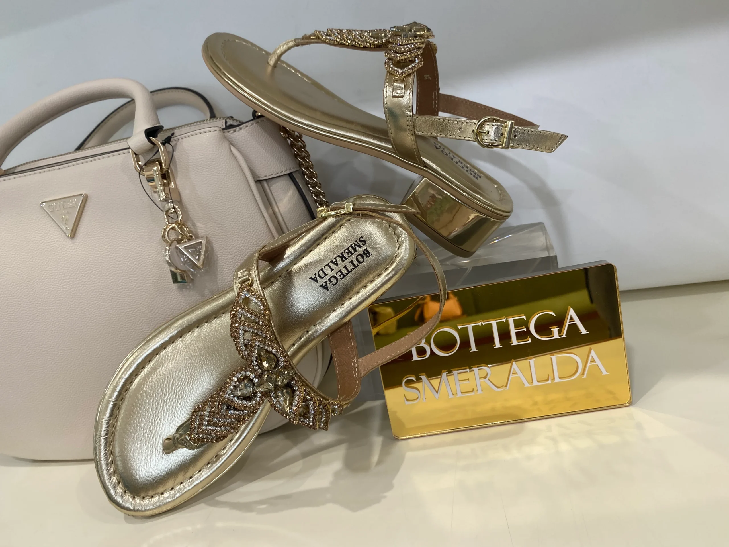 Bottega Smeralda 531SSQ sandalo infradito in pelle metallizzata oro con strass - immagine 4