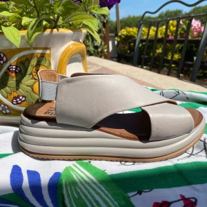 Bueno Y5703 sandalo doppia fascia con incrocio con zeppa platform in pelle grigio