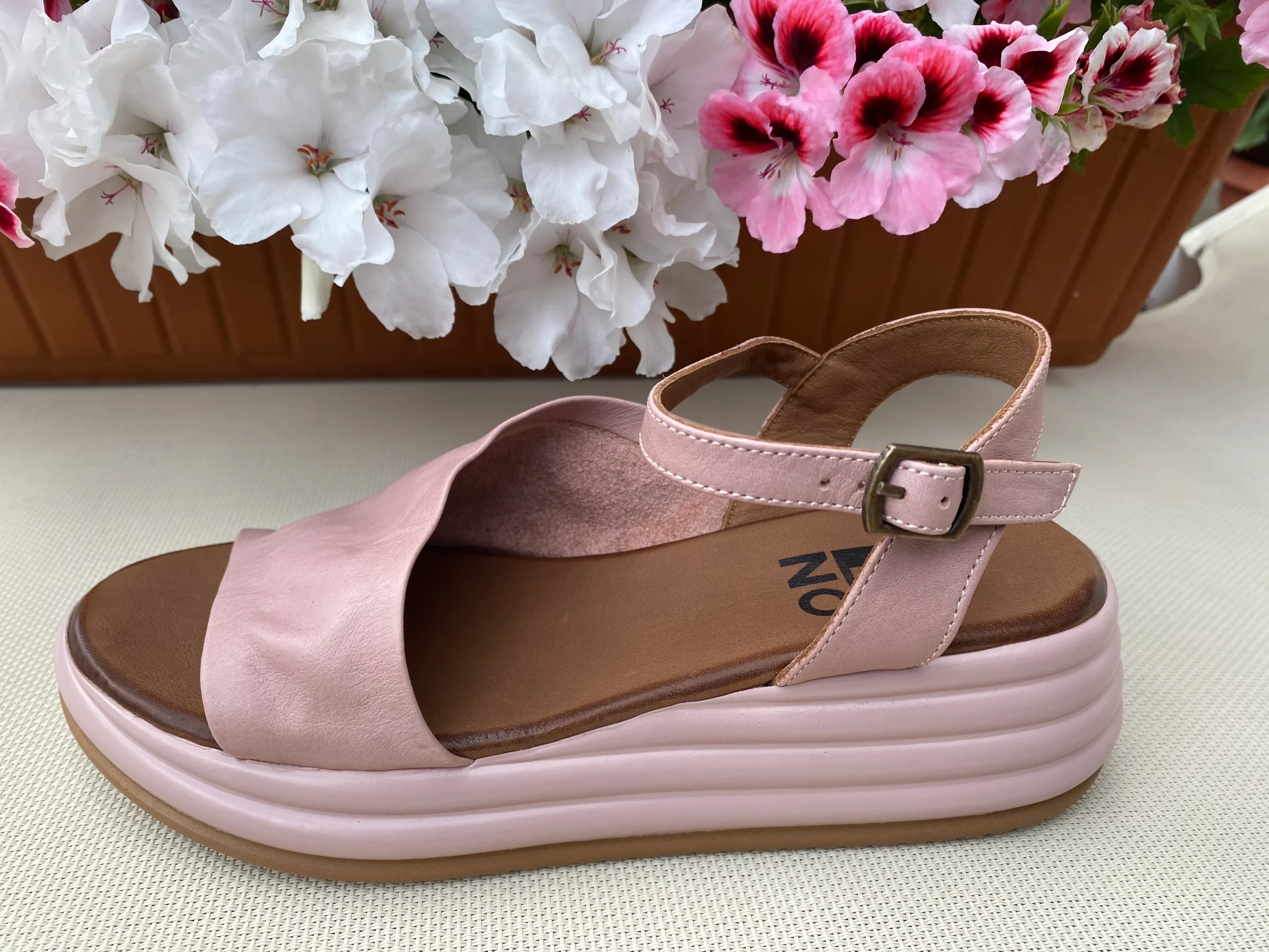 Bueno A2402 sandalo con fascia trasversale e cinturino in pelle rosa - immagine 2