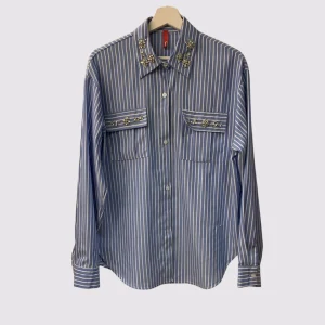 Camicia a righe con dettagli su colletto e tasche