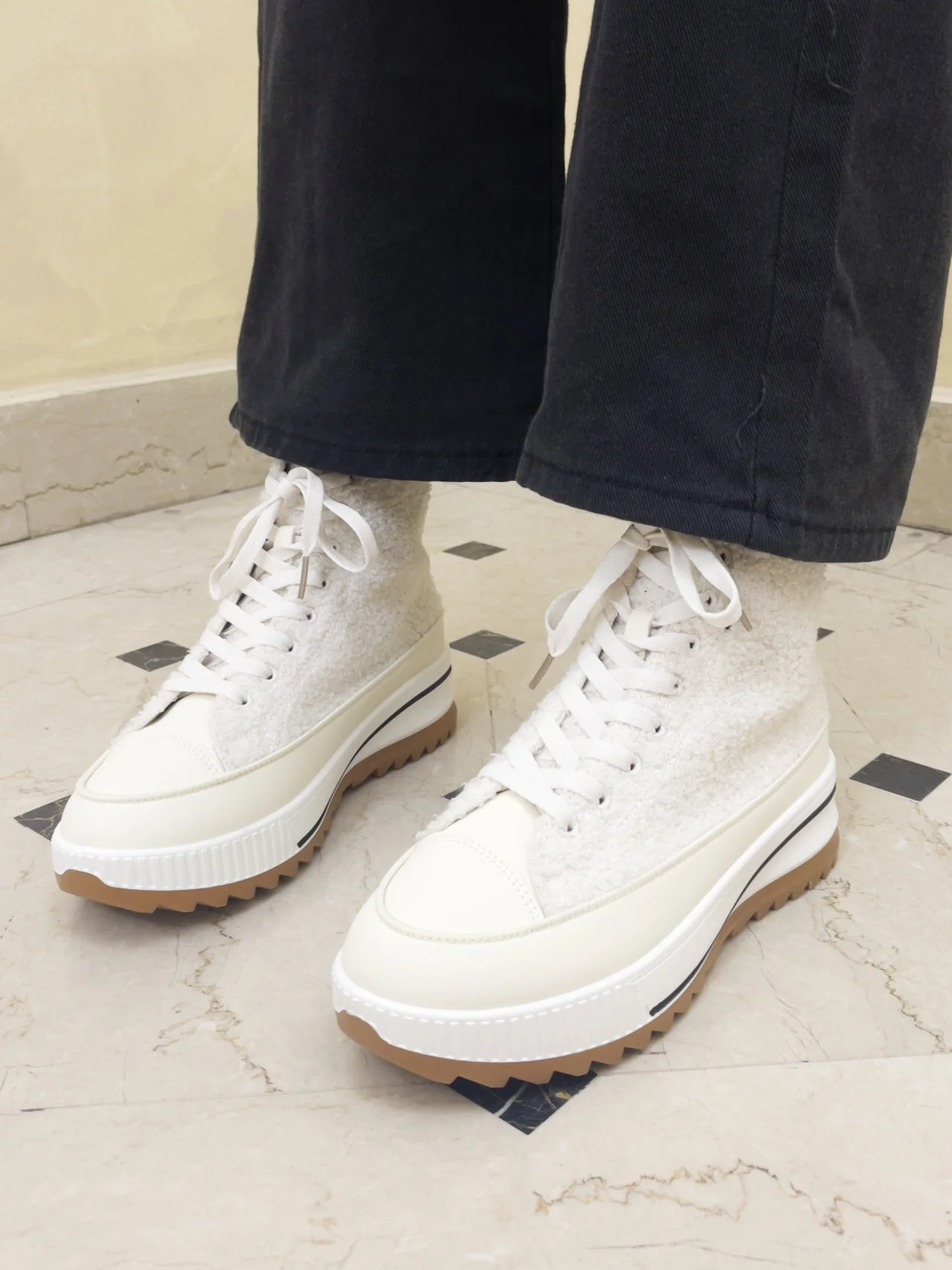 Sneakers con montone arricciato - immagine 4