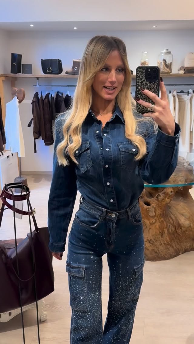 Jeans con strass e tasche - immagine 3