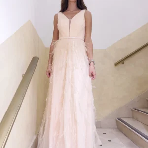 Abito con paillettes e piume