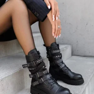 Stivali anfibi con fibbie borchiate