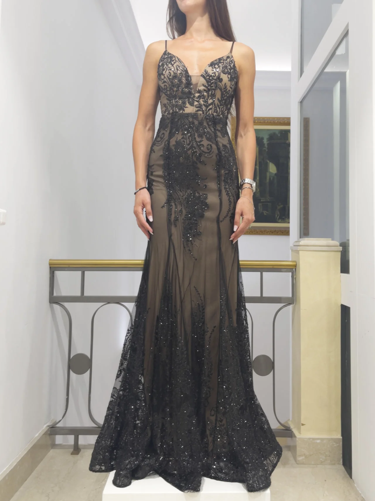 Abito con ricami in paillettes - immagine 2