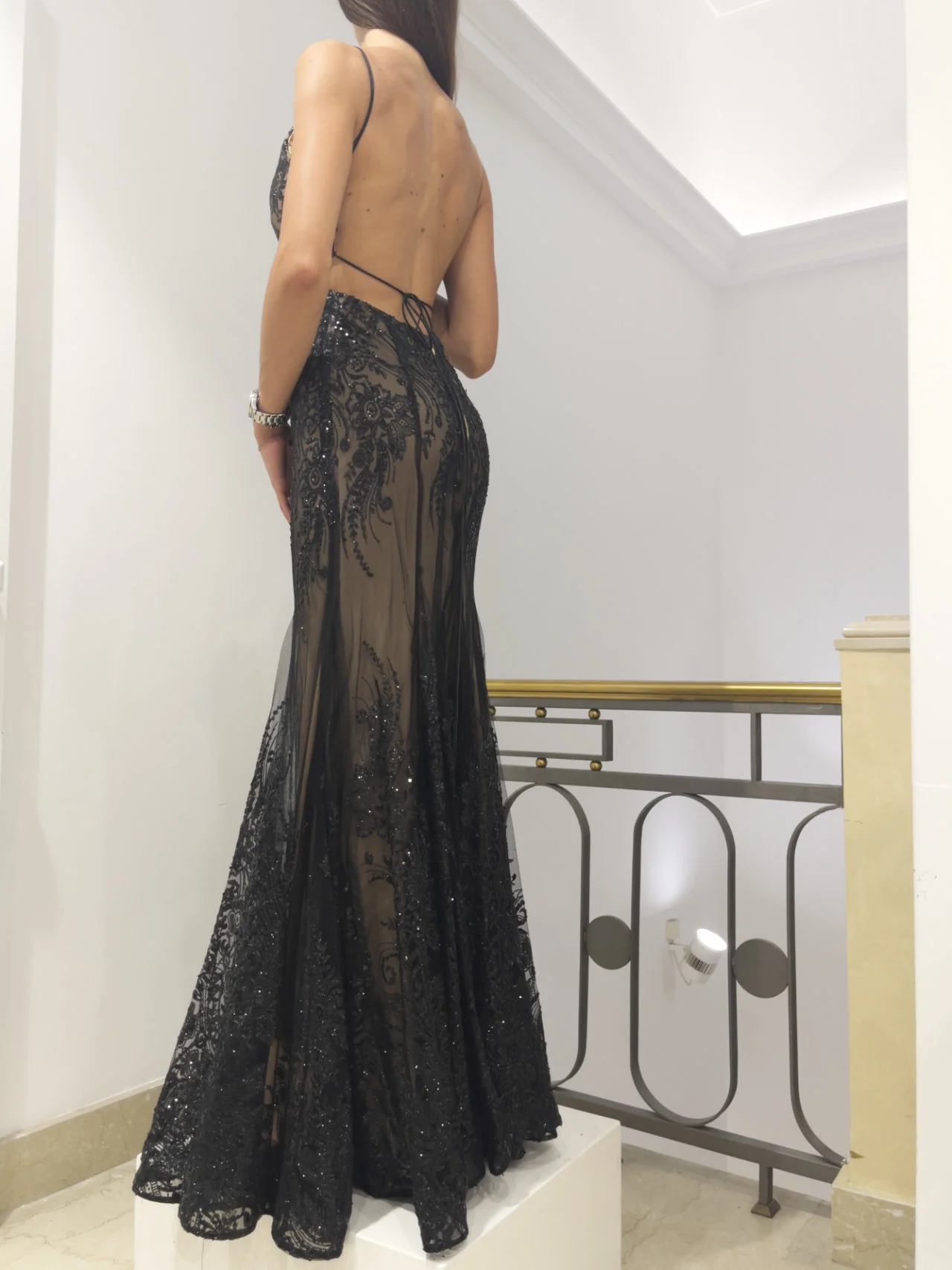 Abito con ricami in paillettes - immagine 6