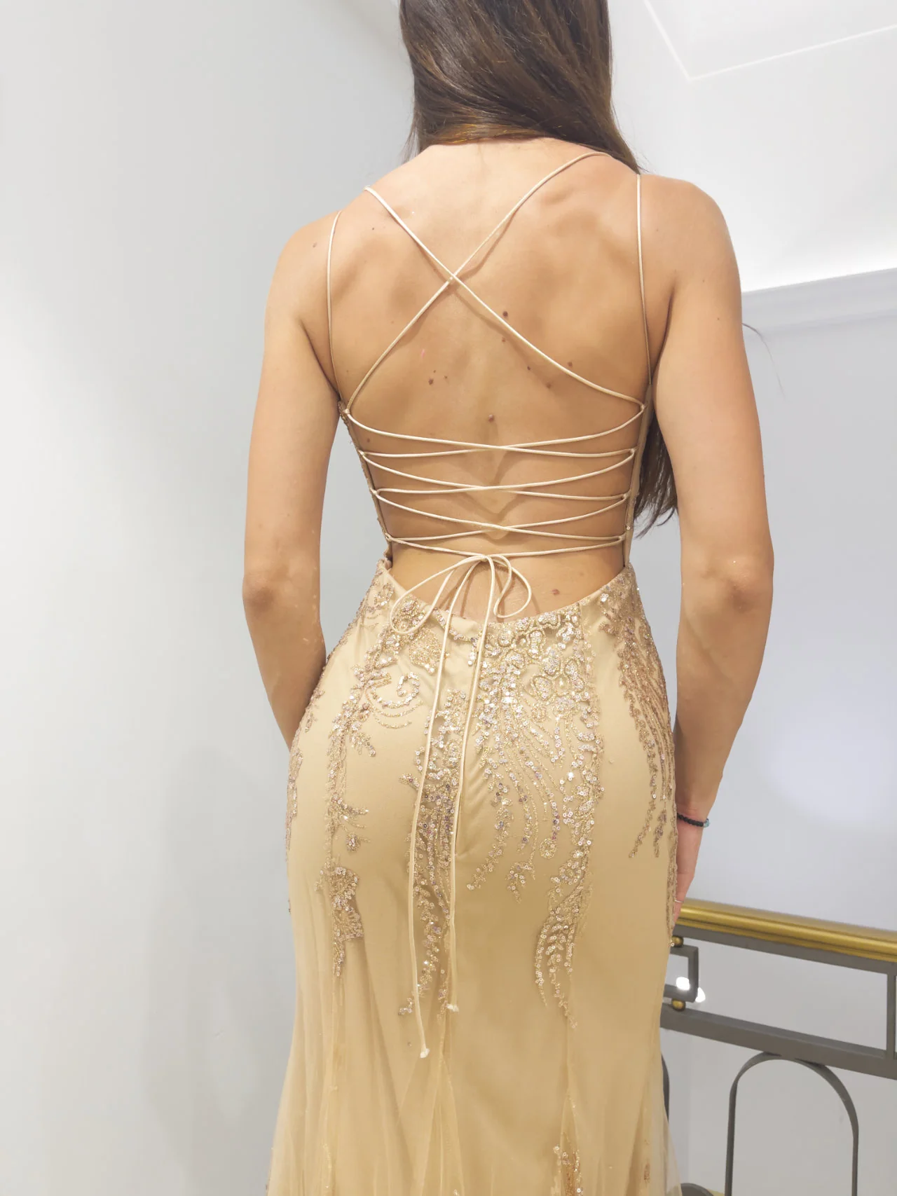 Abito con ricami in paillettes - immagine 9