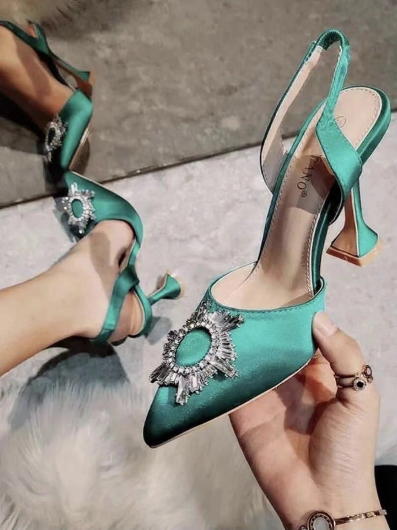 Décolleté con cerchio di strass - immagine 4