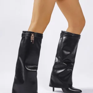 Stivali con risvolto e pendaglio