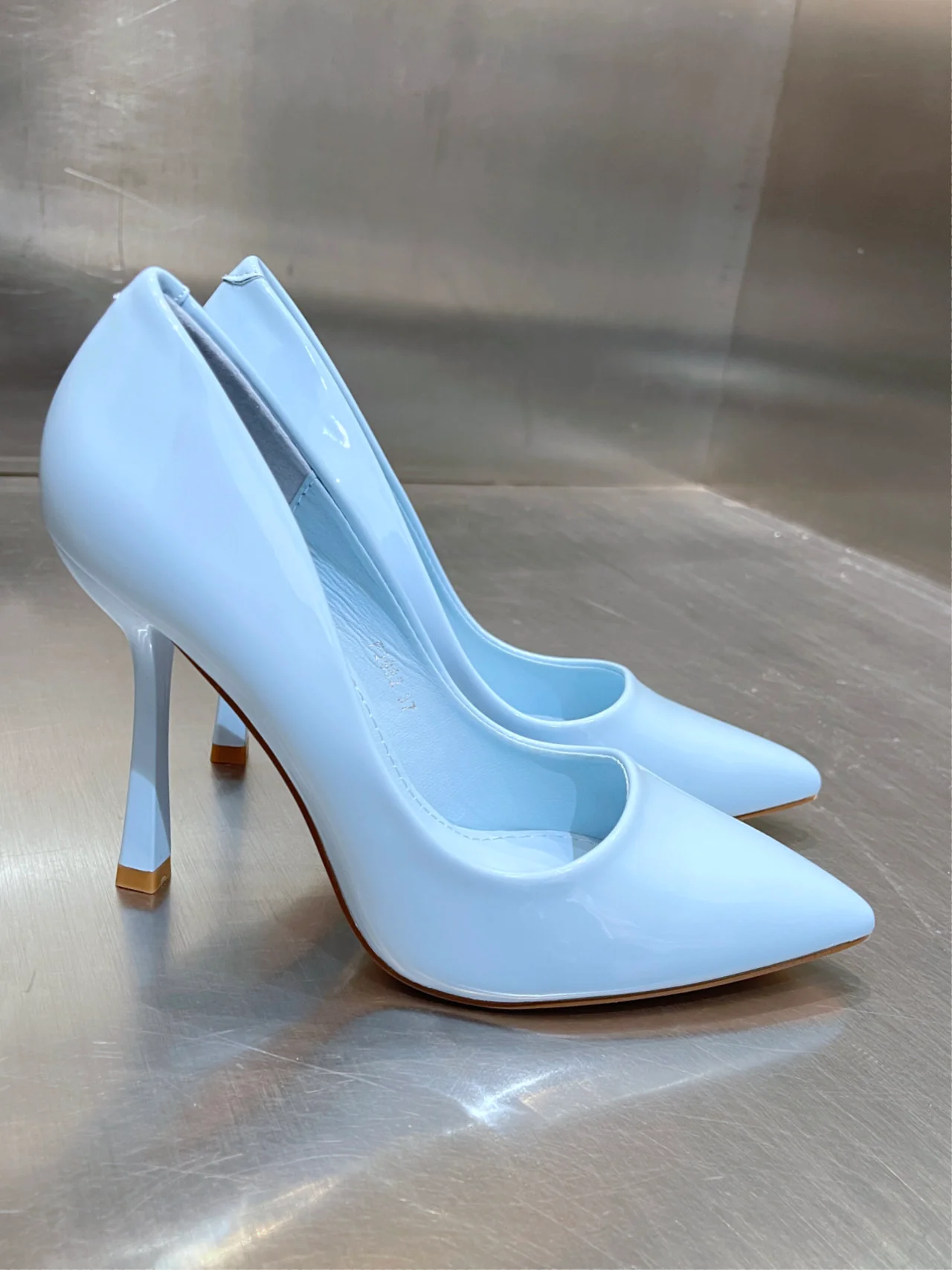 Décolleté lucida a punta con tacco - immagine 3