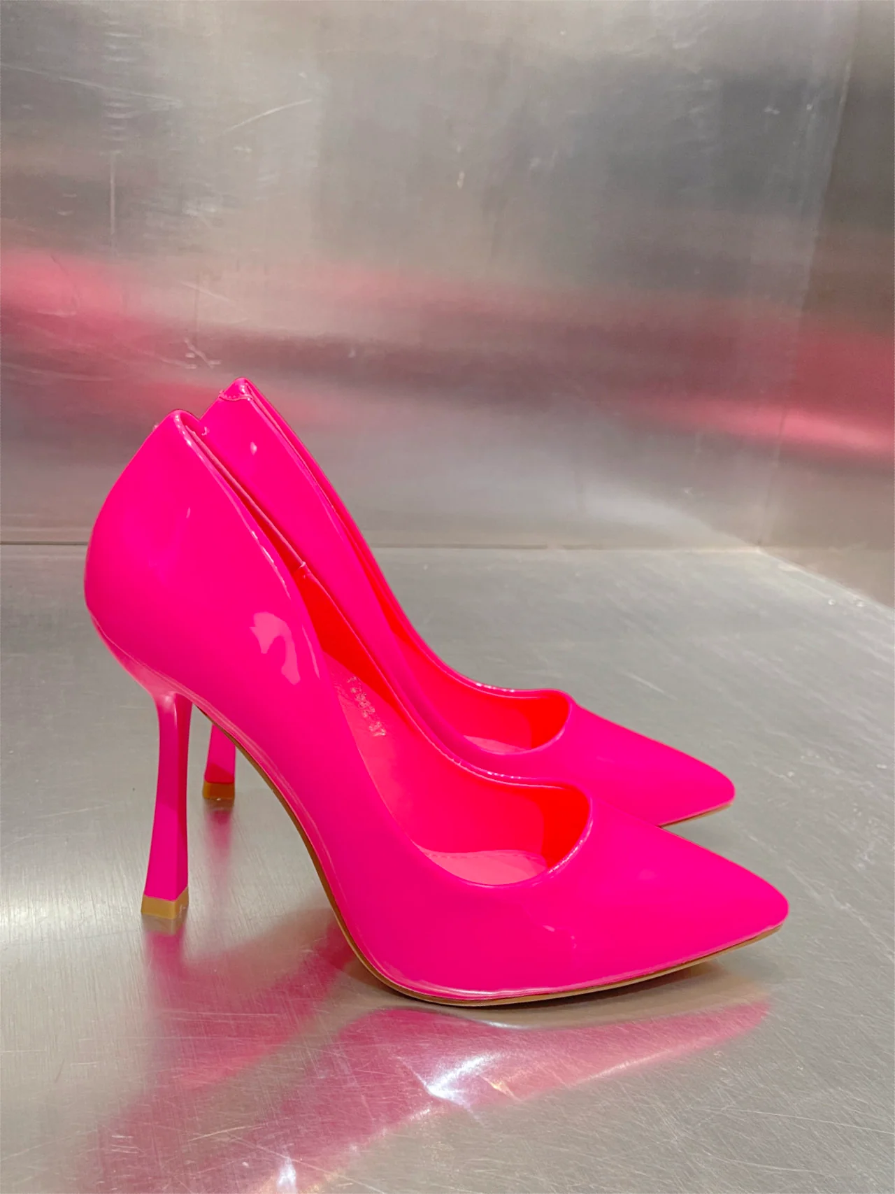 Décolleté lucida a punta con tacco - immagine 4