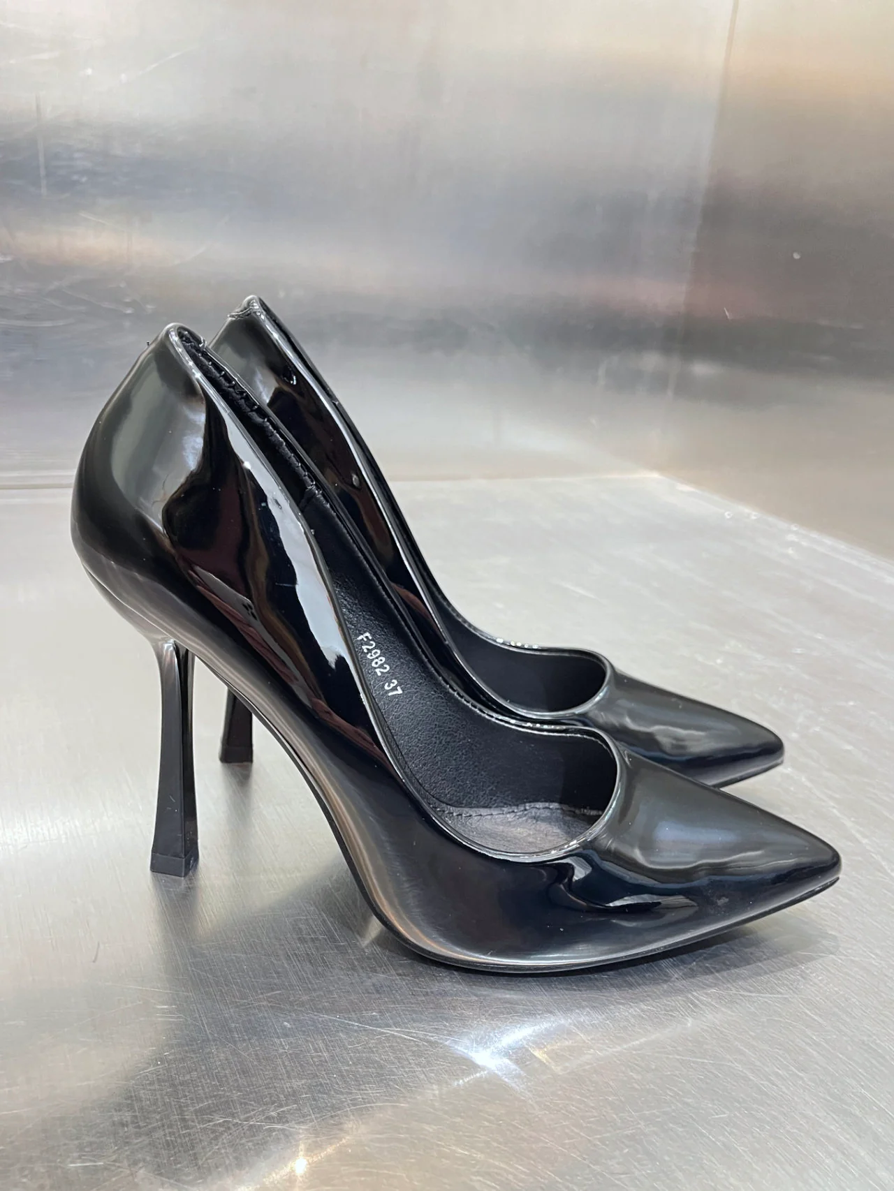 Décolleté lucida a punta con tacco - immagine 5