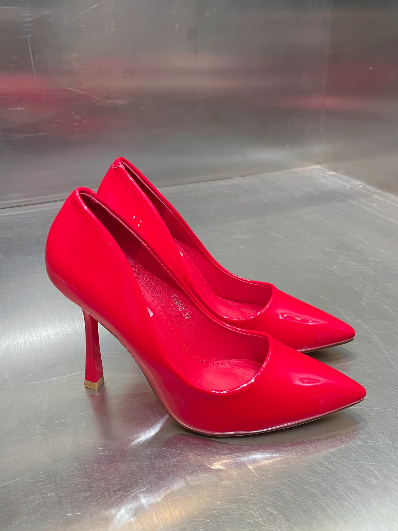 Décolleté lucida a punta con tacco - immagine 6