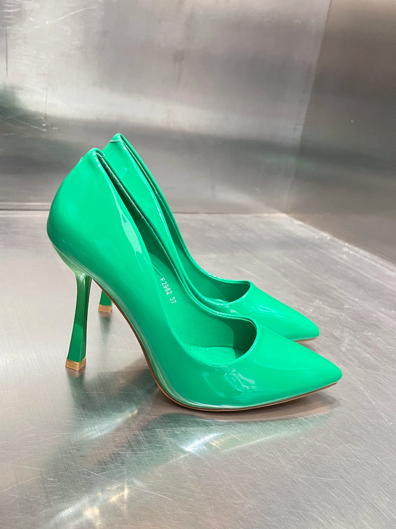 Décolleté lucida a punta con tacco - immagine 7