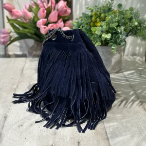 Borsa a Secchiello con Frange Blu Scuro in Pelle Scamosciata