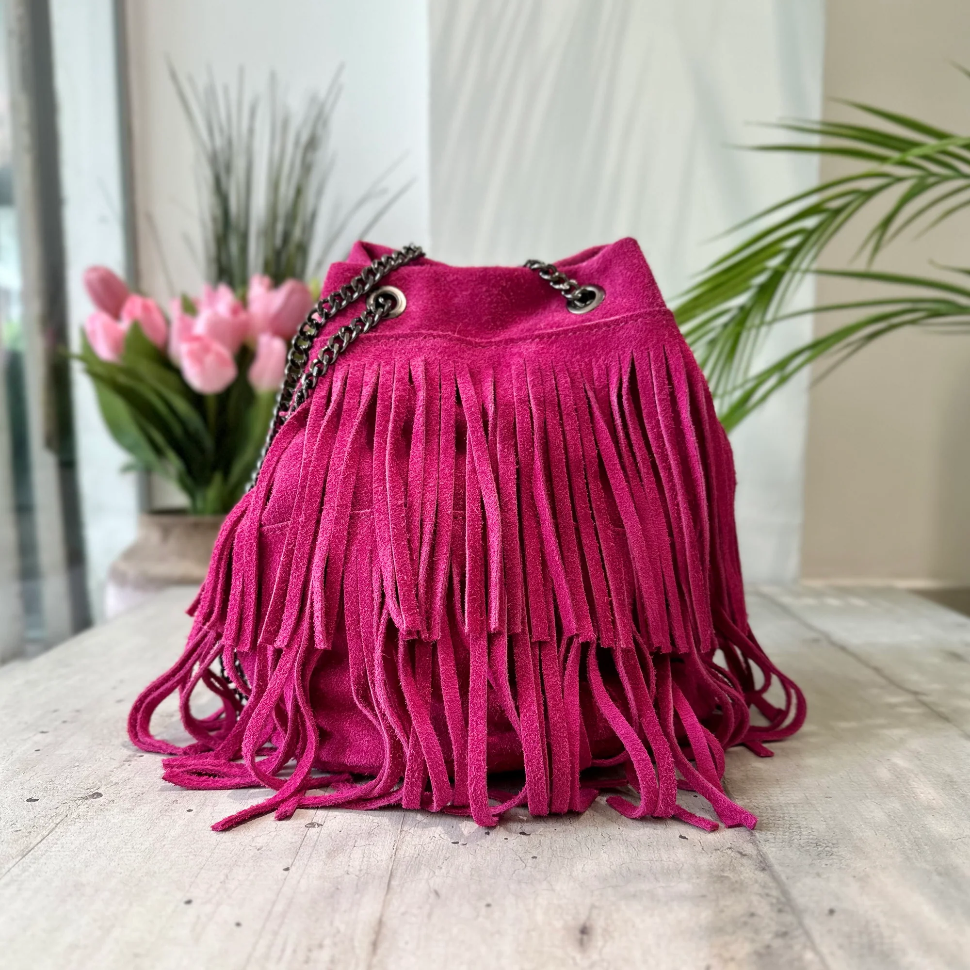 Borsa a Secchiello con Frange Fuxia Pink in Pelle Scamosciata - immagine 2