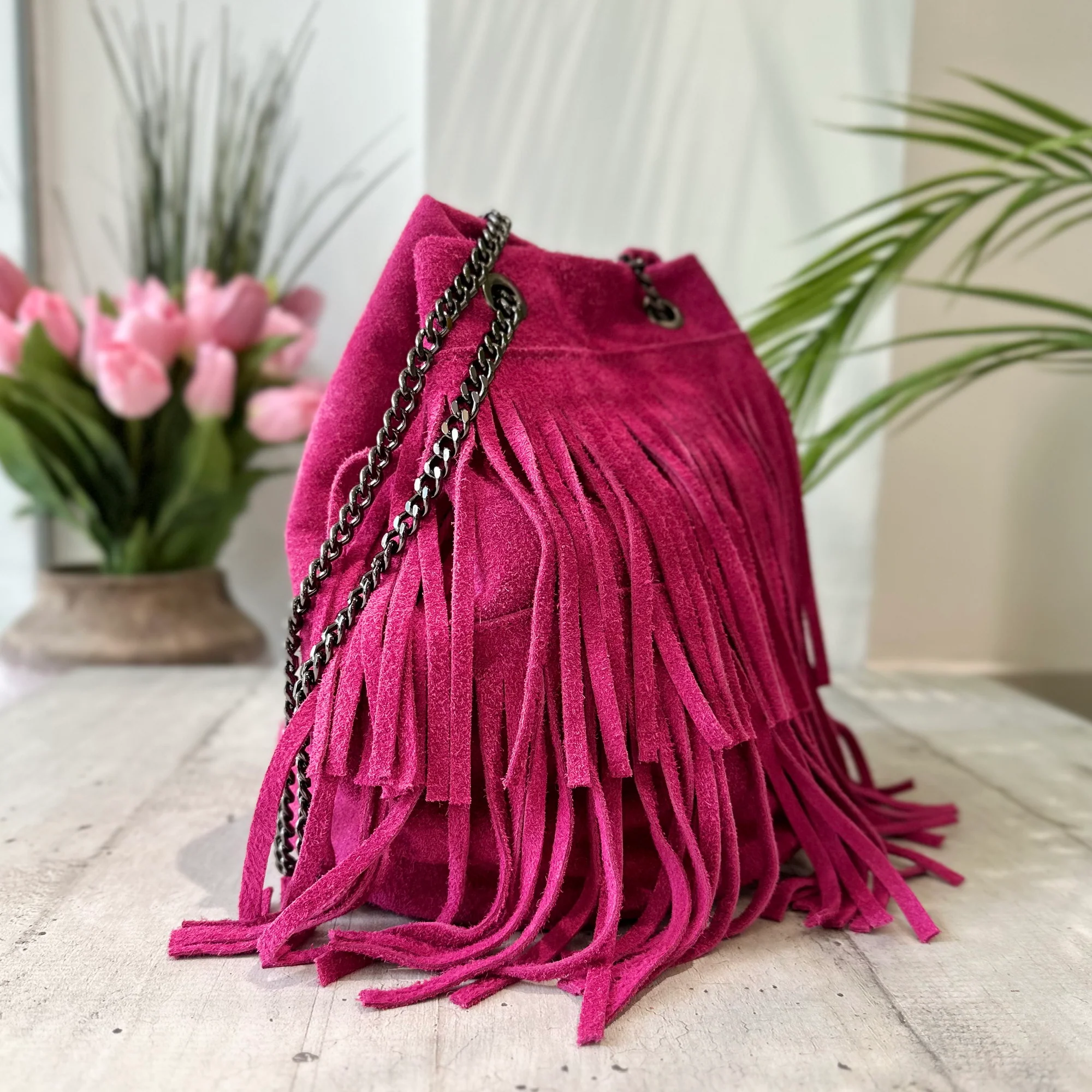 Borsa a Secchiello con Frange Fuxia Pink in Pelle Scamosciata - immagine 3