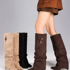 Stivali con risvolto e pendaglio