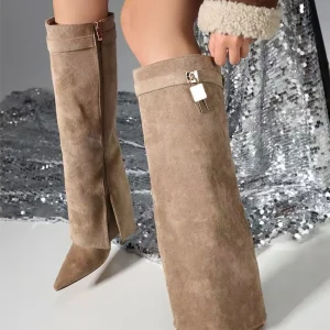 Stivali scamosciati con risvolto e pendaglio