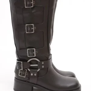 Stivali con fibbie e borchie