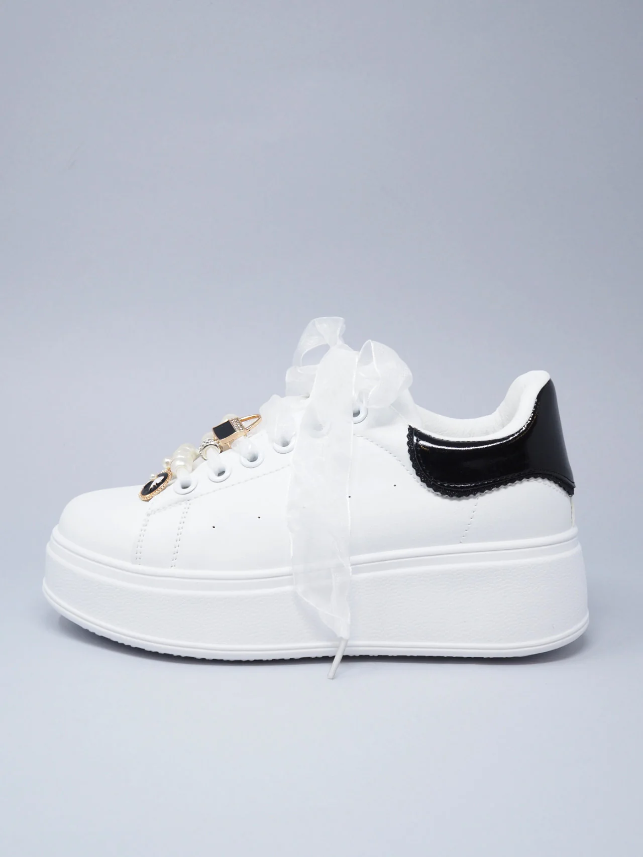 Sneakers con fiocco e accessori