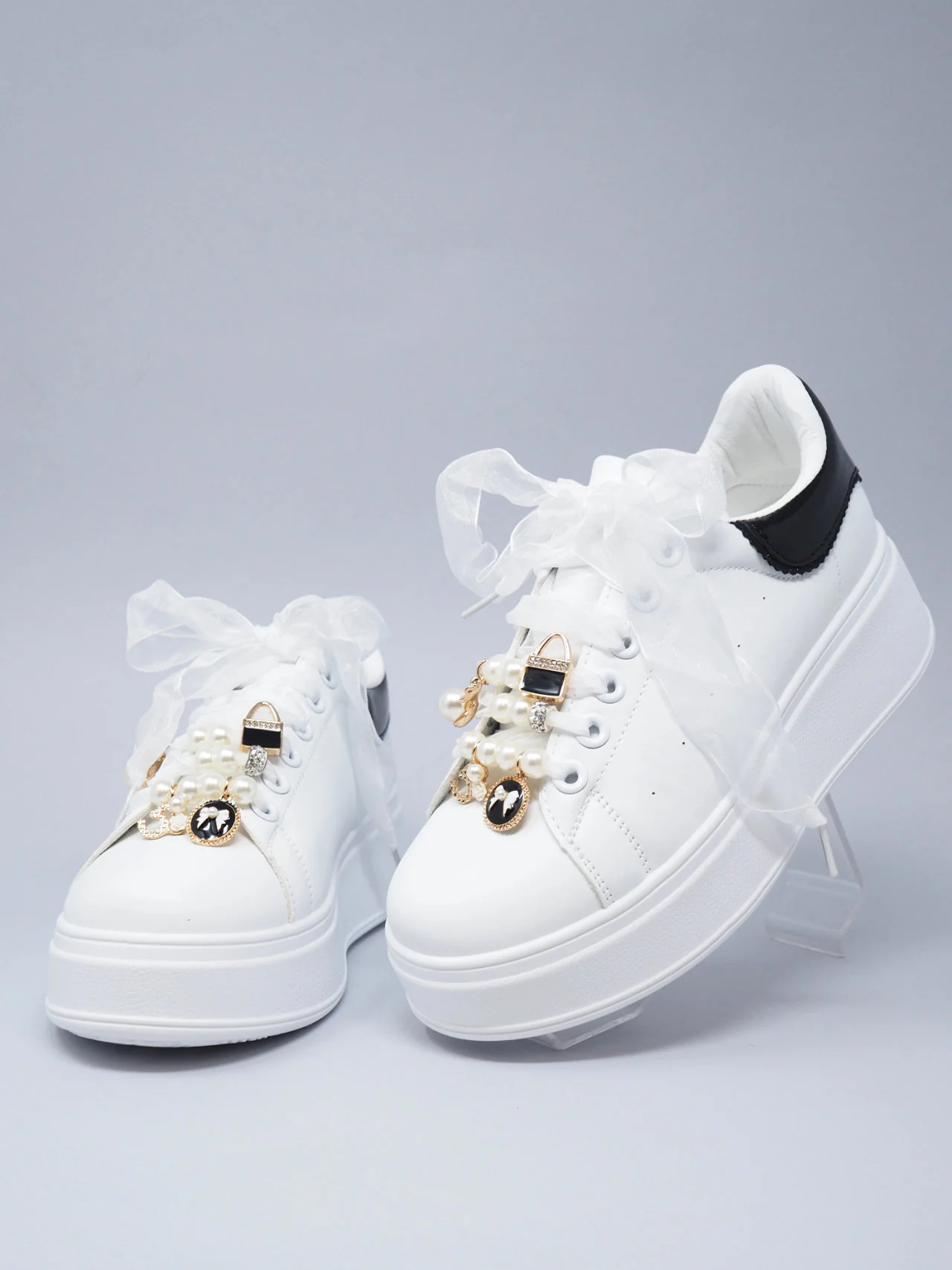 Sneakers con fiocco e accessori - immagine 4