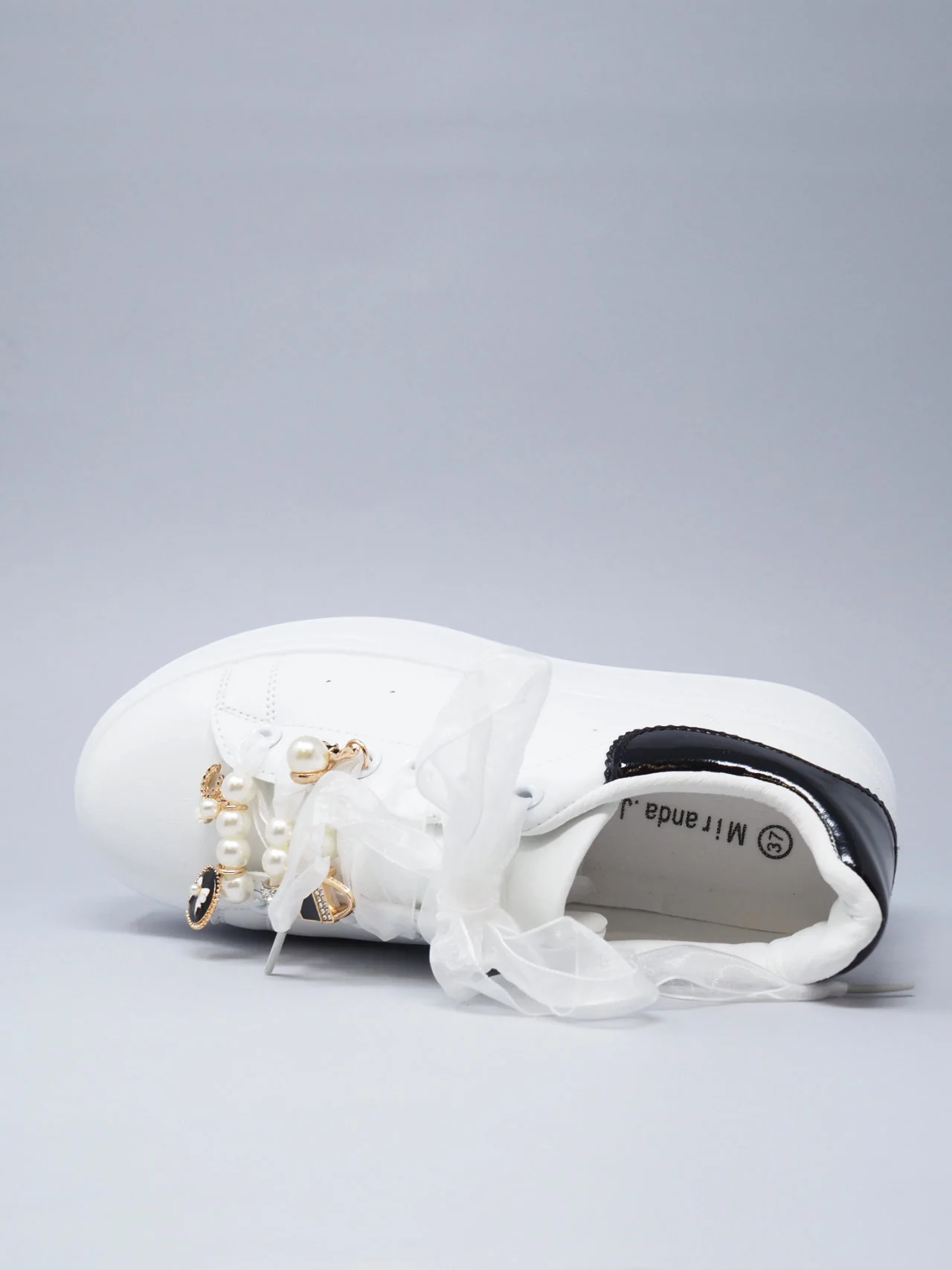 Sneakers con fiocco e accessori - immagine 5