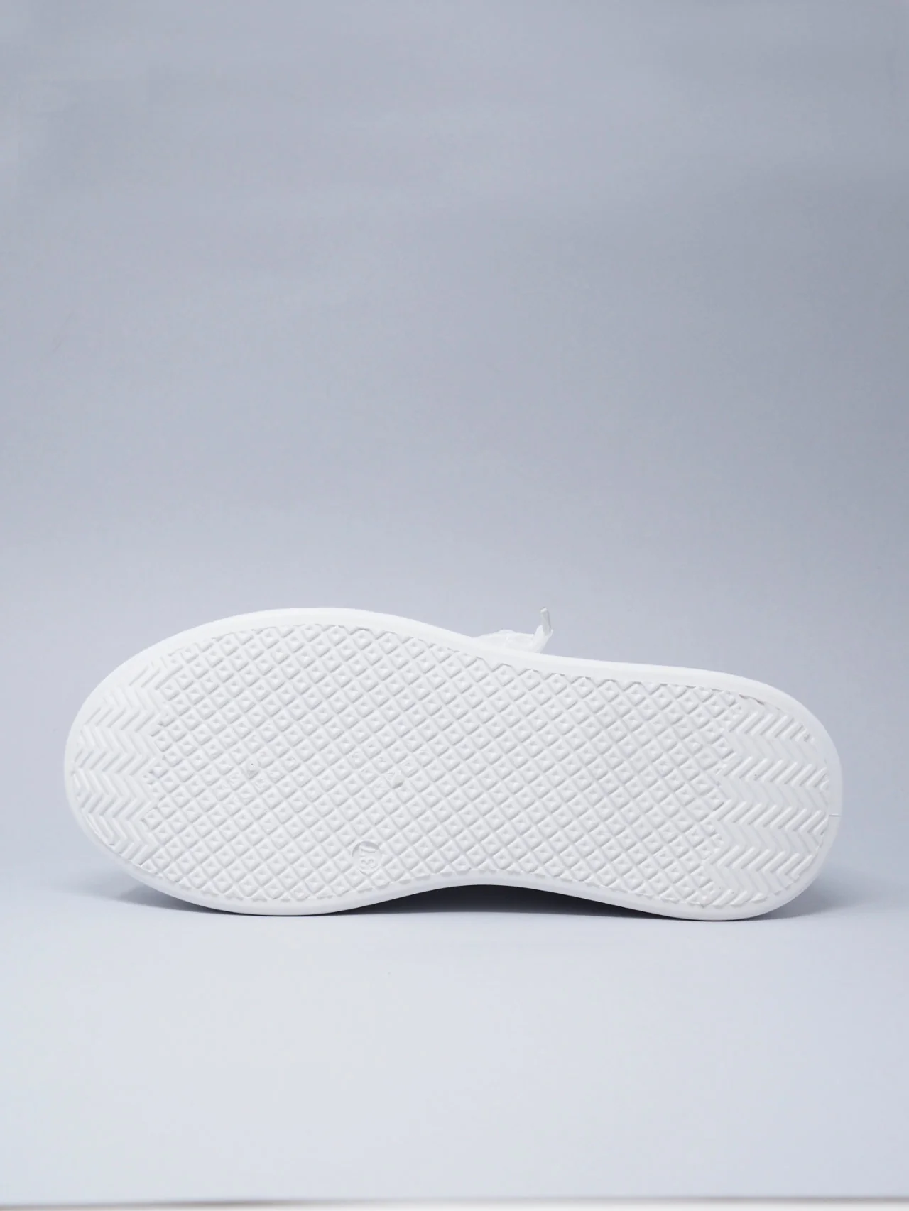 Sneakers con fiocco e accessori - immagine 6