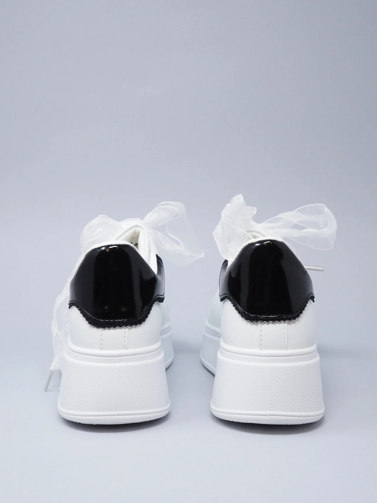 Sneakers con fiocco e accessori - immagine 7