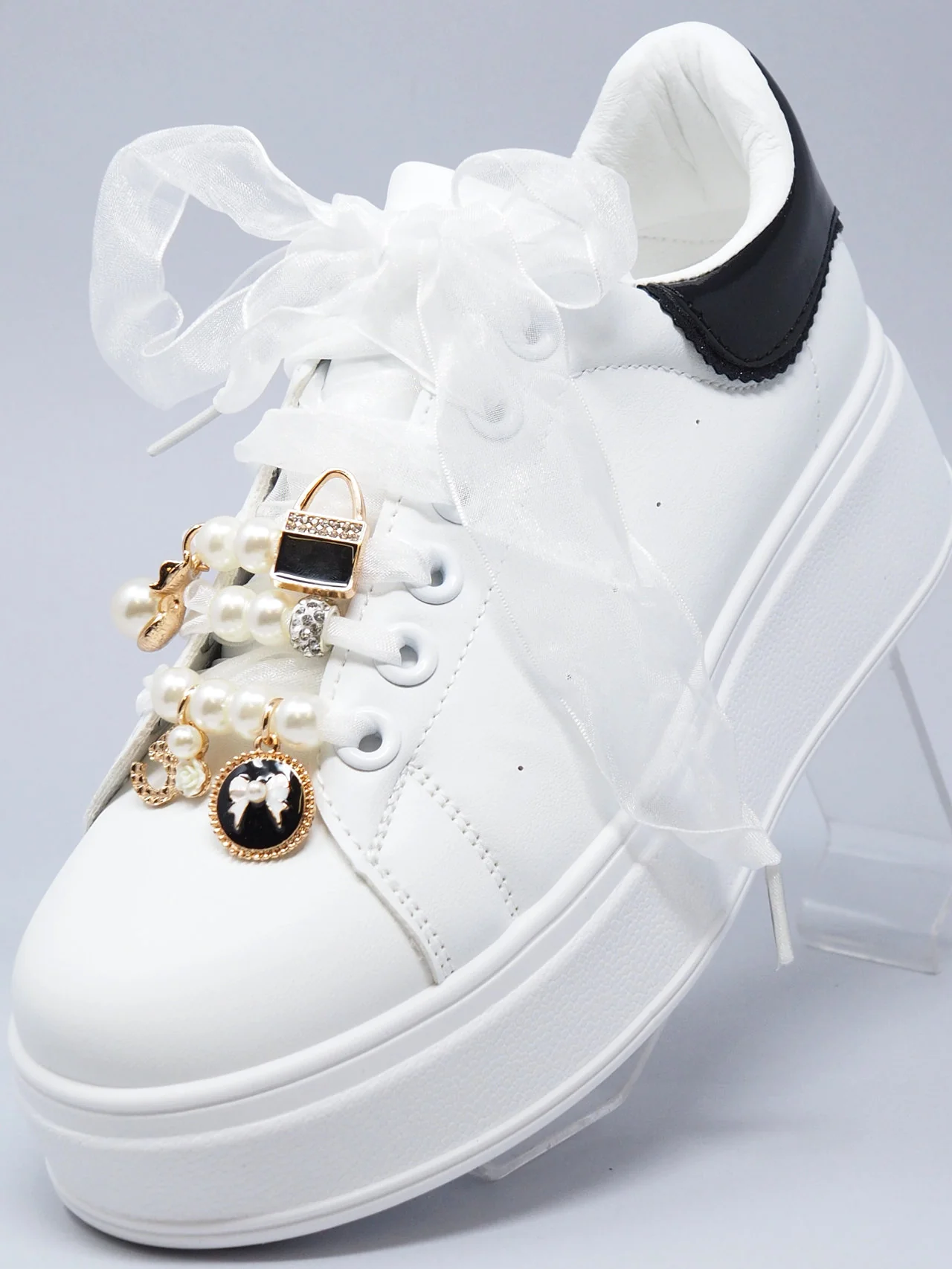Sneakers con fiocco e accessori - immagine 3