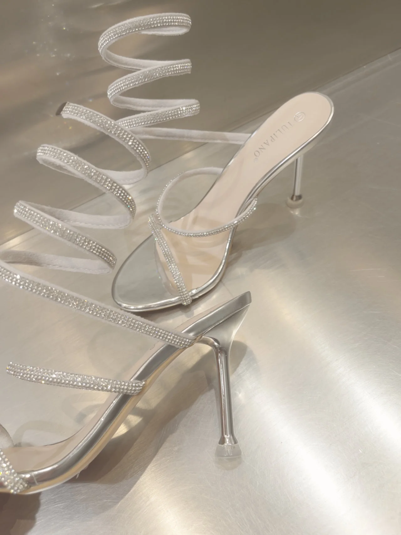 Sandali con strass a spirale e tacchetto - immagine 4