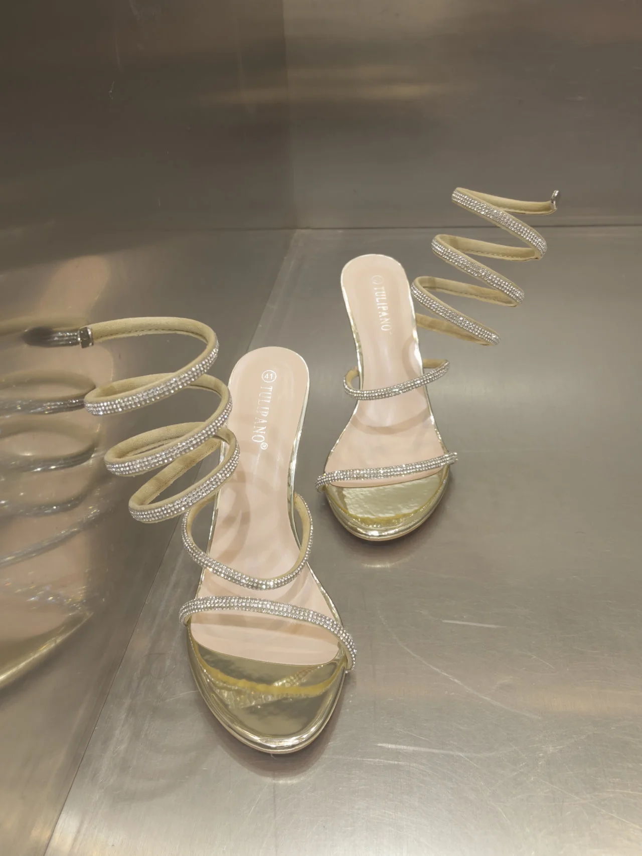 Sandali con strass a spirale e tacchetto - immagine 9