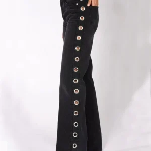 Jeans con borchie ad occhiello