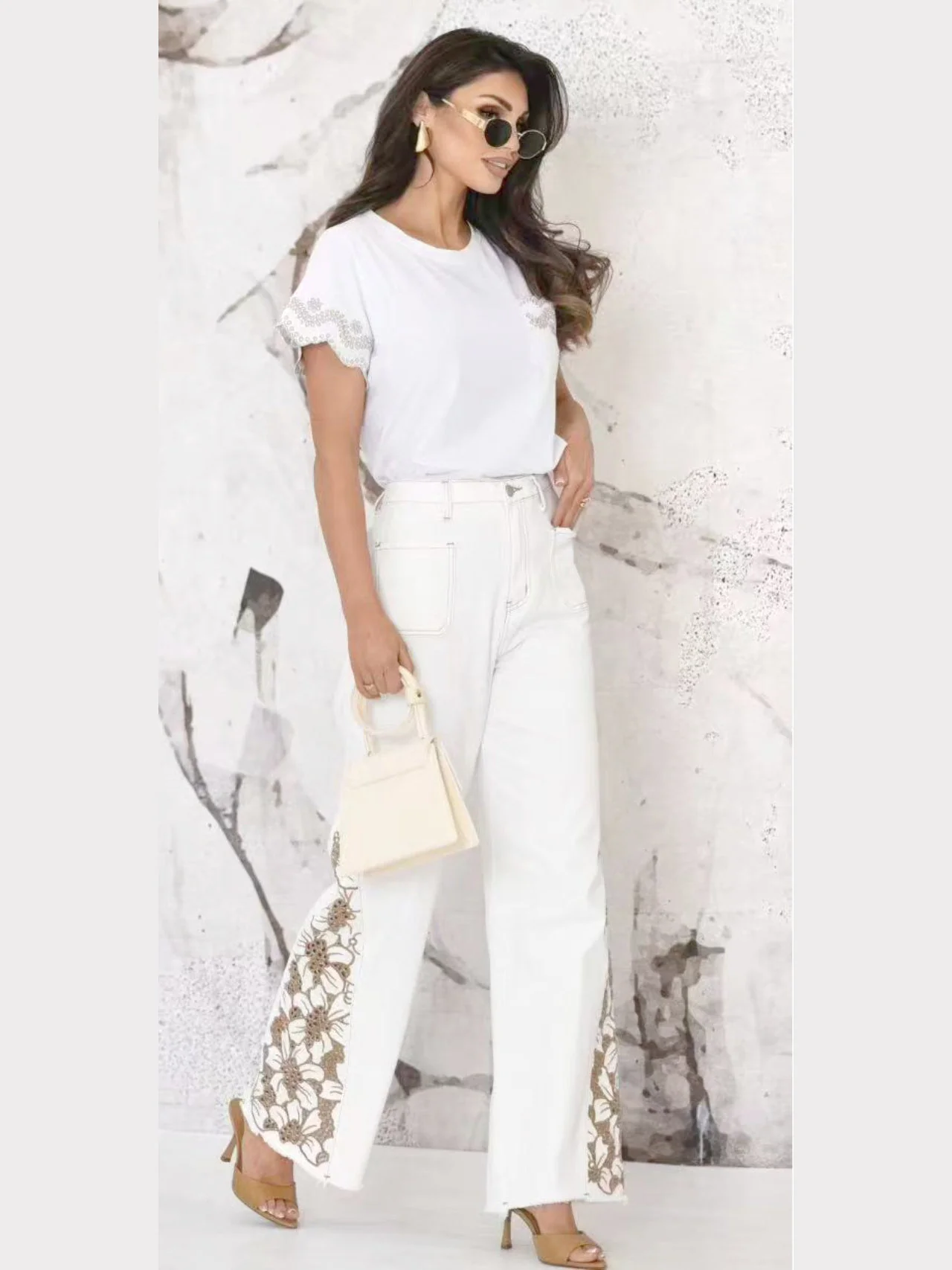 Jeans a palazzo ricamati - immagine 3