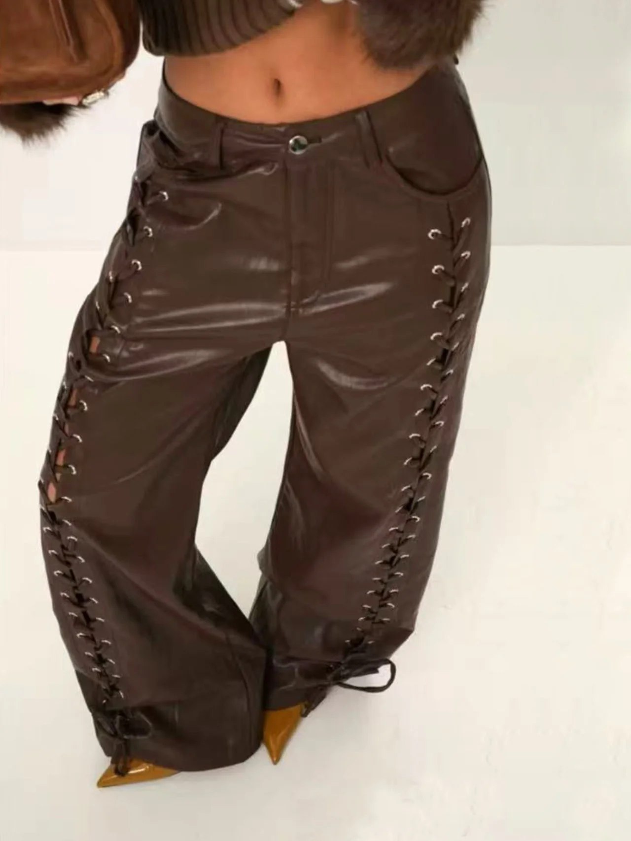 Pantaloni in ecopelle con lacci - immagine 3