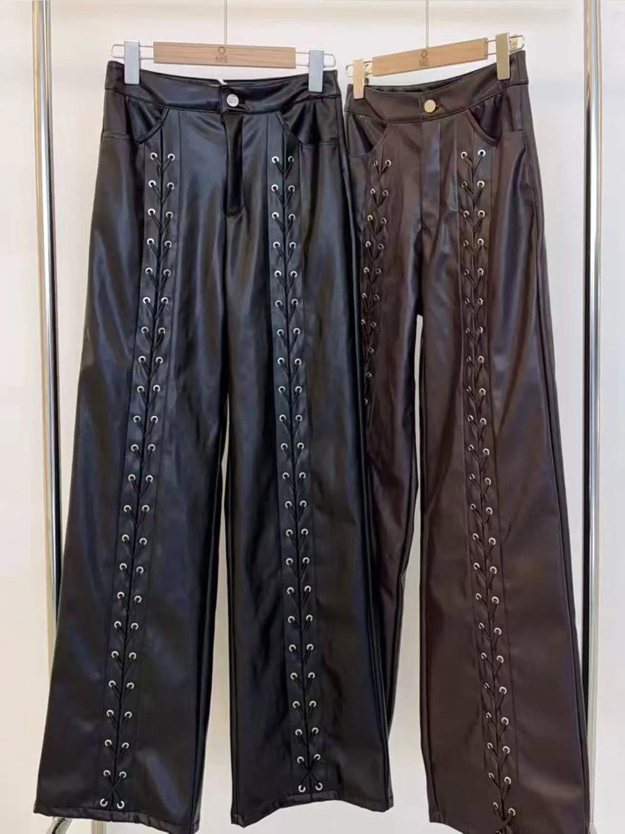 Pantaloni in ecopelle con lacci - immagine 4