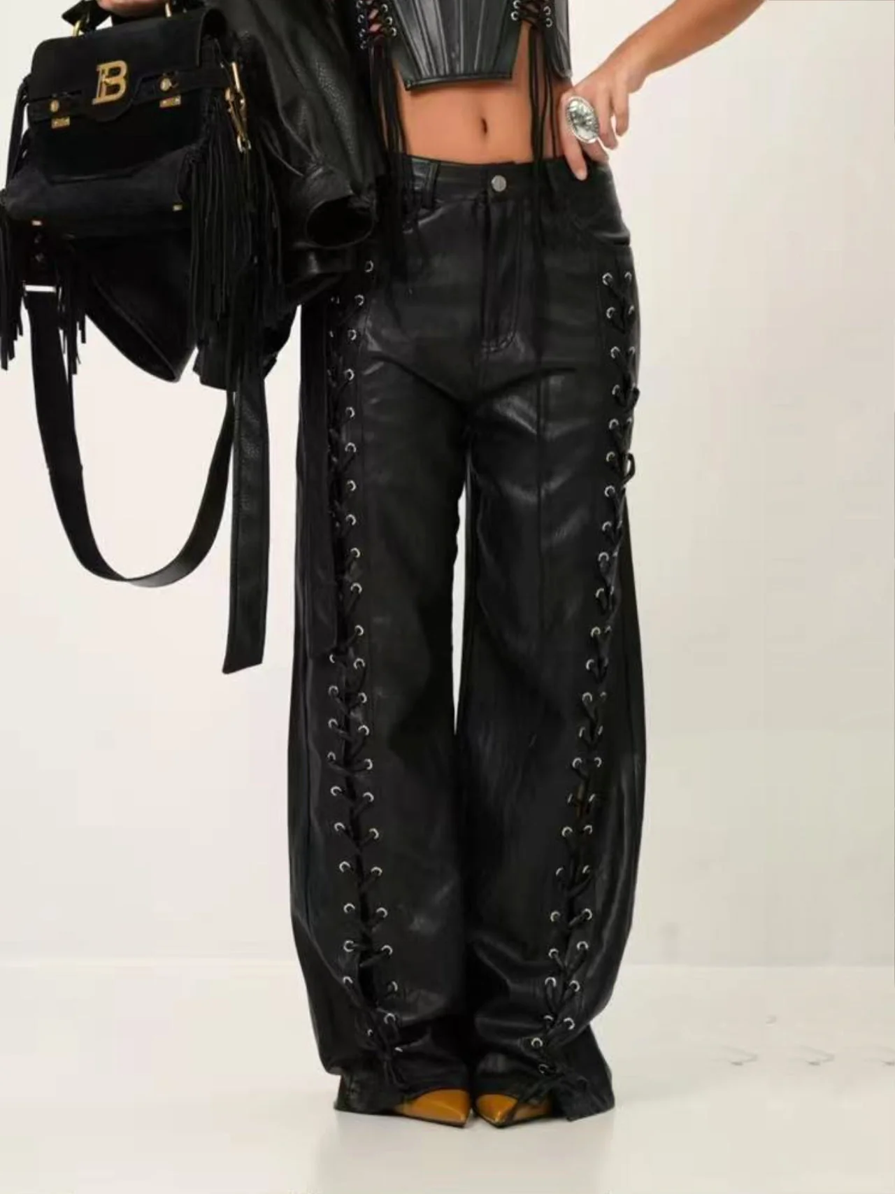 Pantaloni in ecopelle con lacci - immagine 2