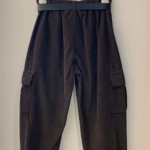 Pantalone cargo in velluto millerighe marrone