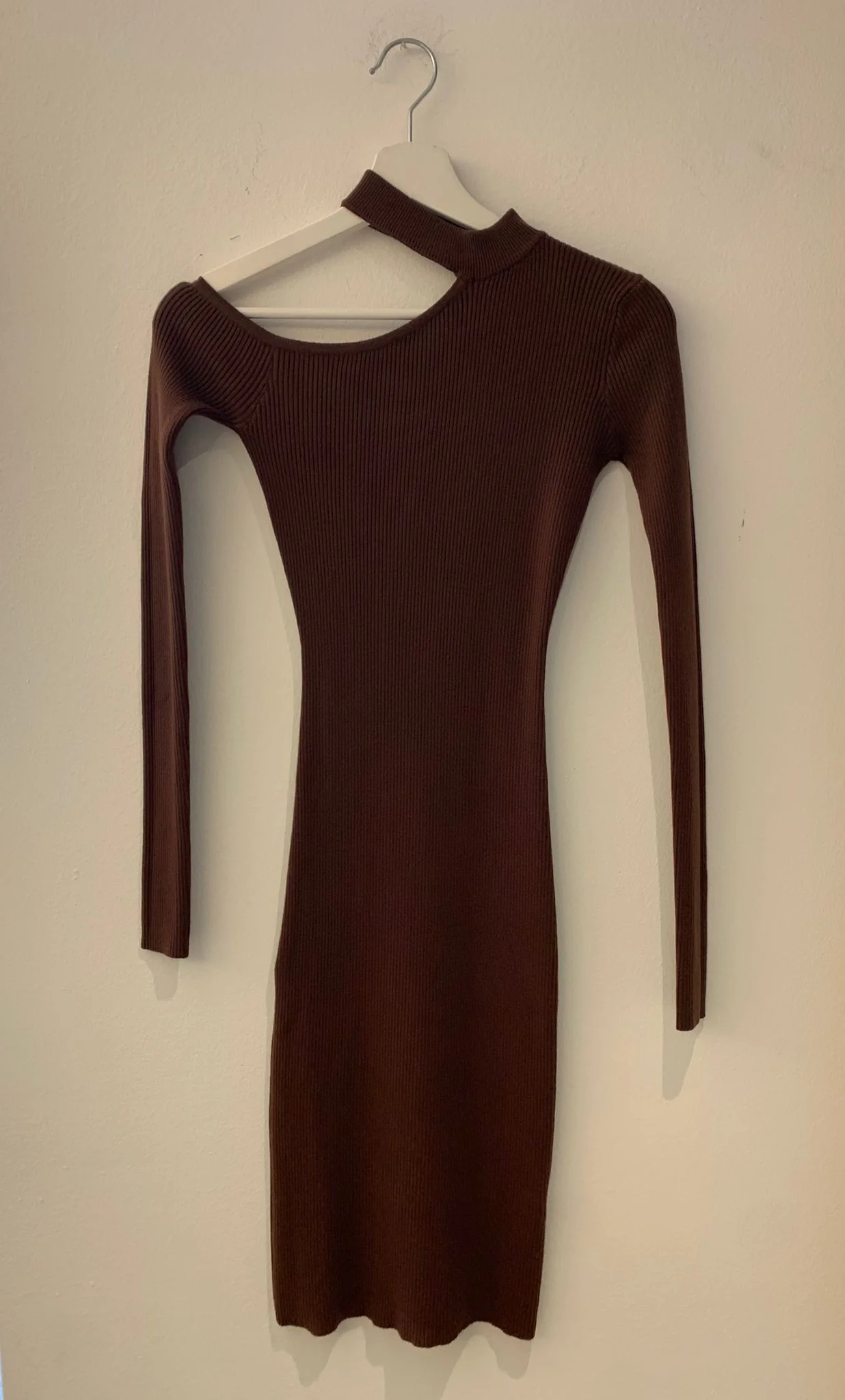 Abito a costine elasticizzato marrone - immagine 3