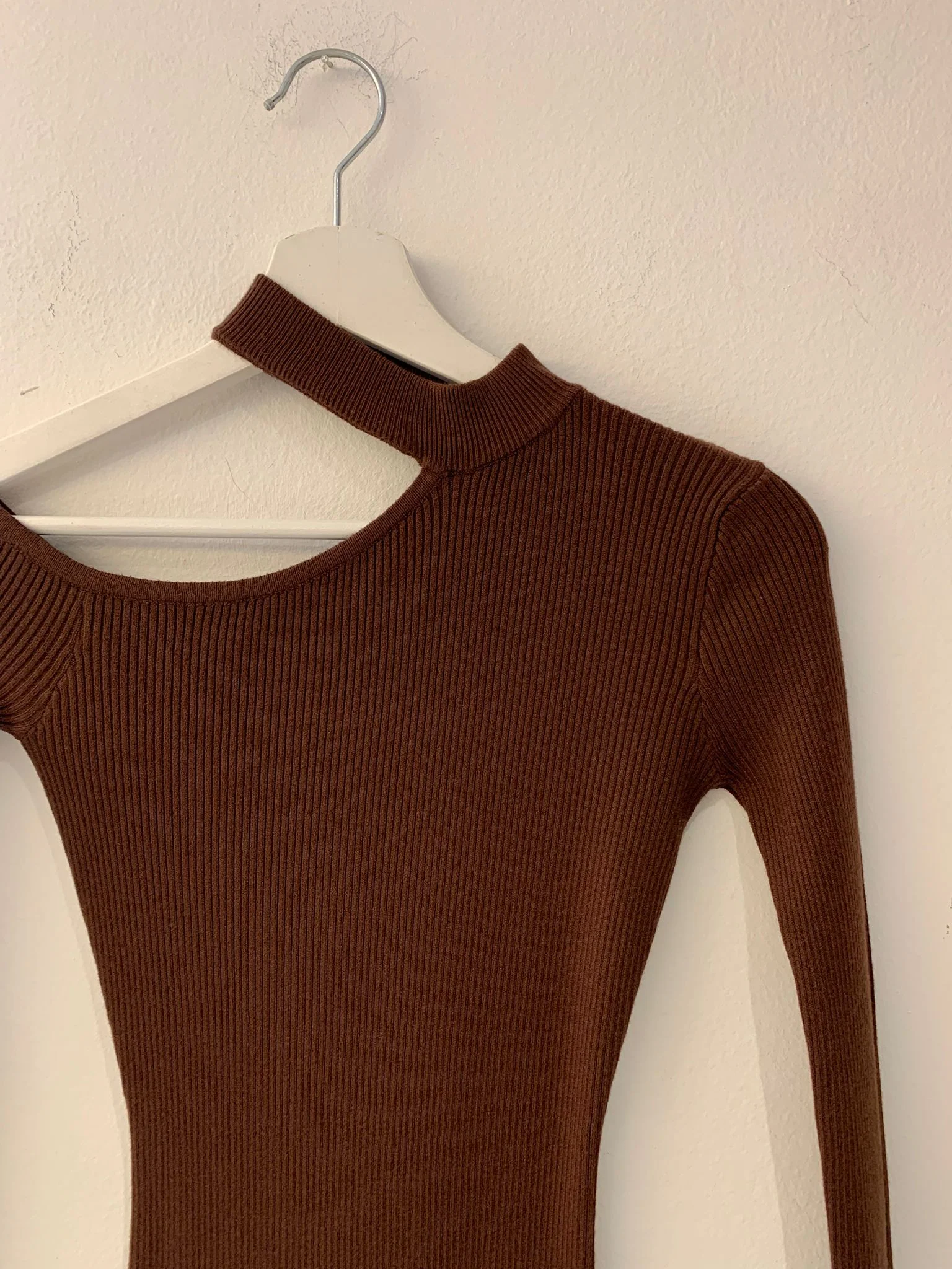 Abito a costine elasticizzato marrone - immagine 4