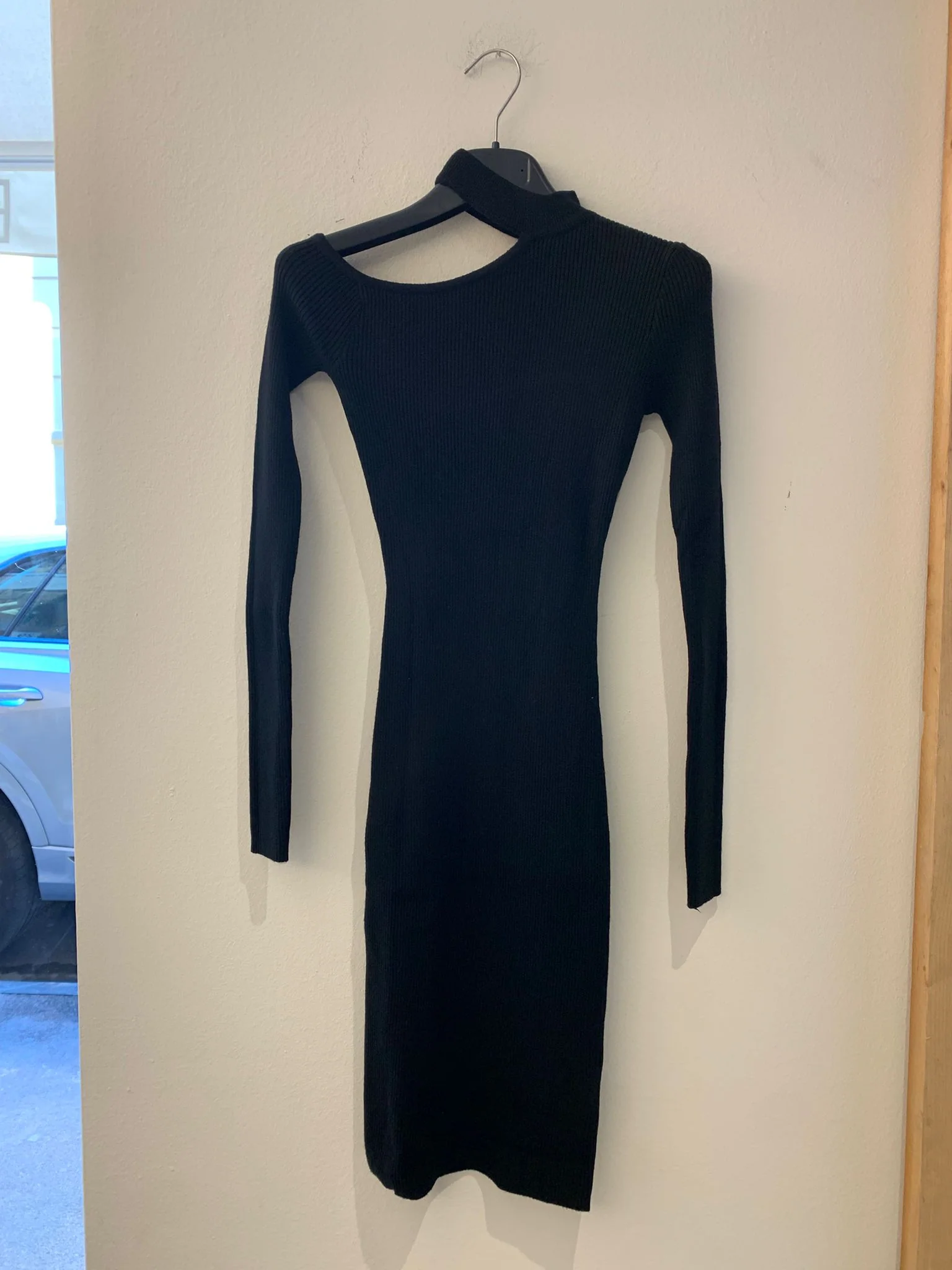 Abito a costine elasticizzato nero - immagine 4