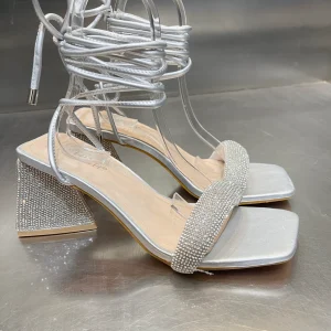 Sandali con tacco triangolare di strass